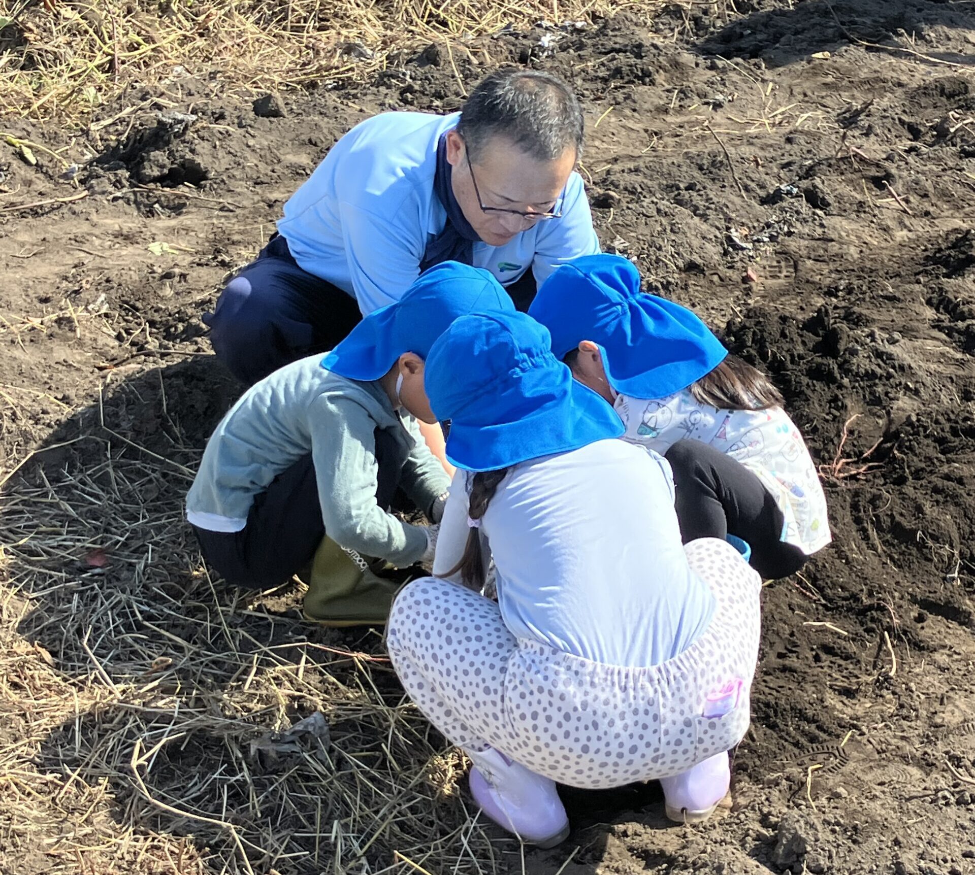 保育園の子どもたちと芋ほりをしました！