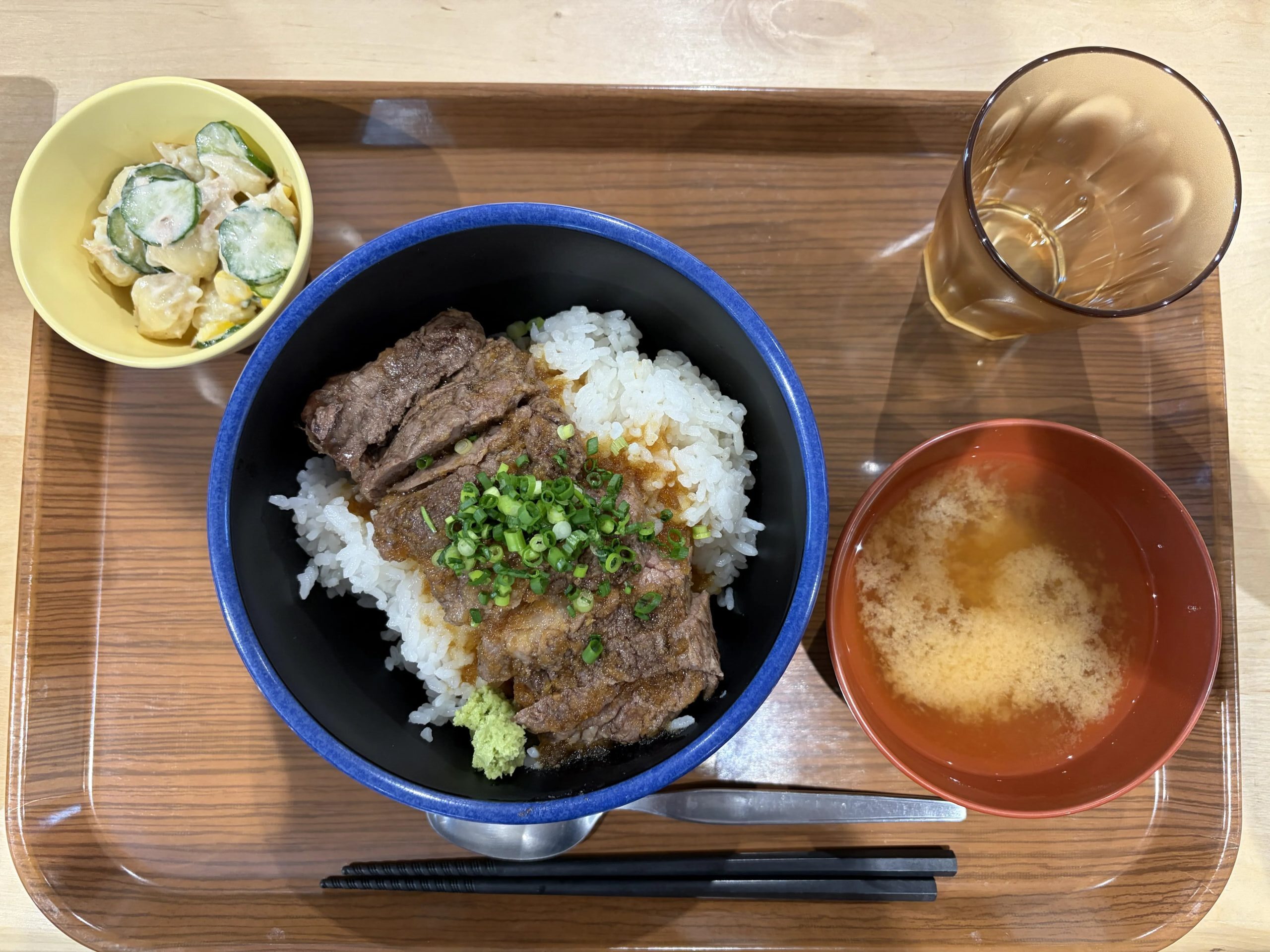 🍽️ ECO’Sキッチンの食器をリニューアル！記念イベントで「ステーキ丼」を提供しました！🥩✨